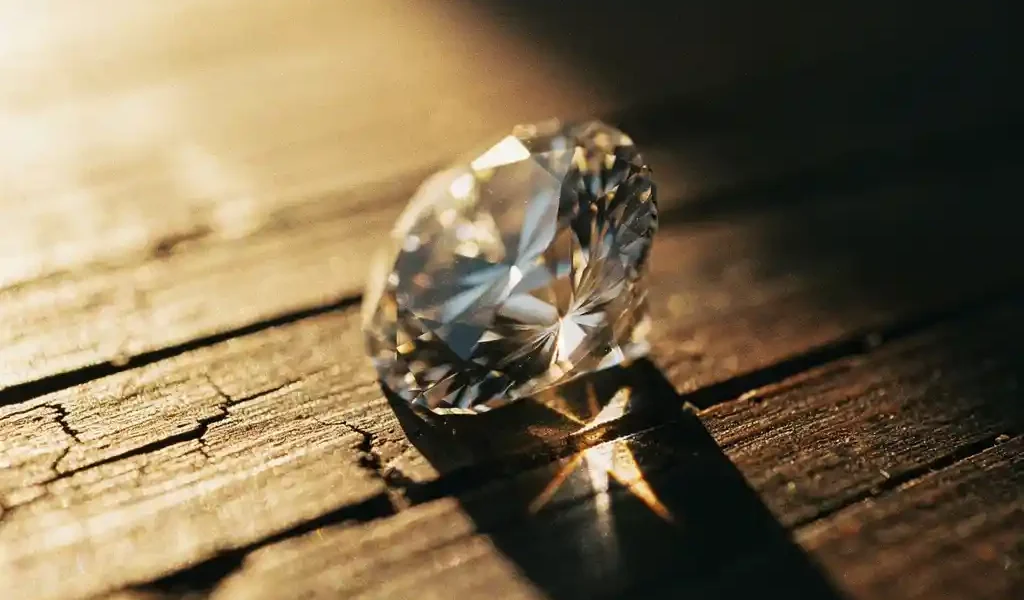 Diamant op verweerd hout met gouden lichtreflecties en scherpe schaduwen, symbool van kracht en overmaat.